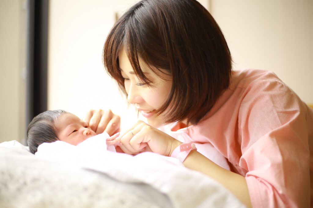 新生児と若い母親