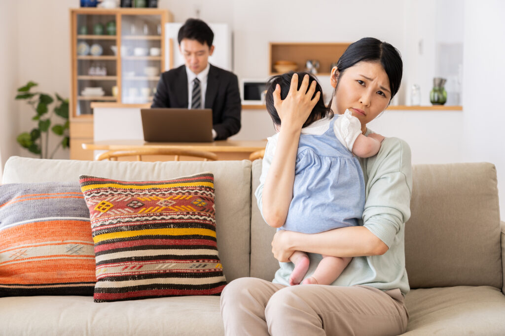 育児中の女性と仕事中心の夫