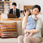 育児中の女性と仕事中心の夫