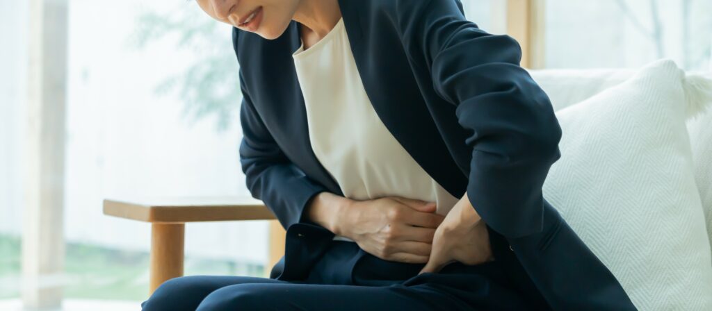 腹痛に悩む日本人女性
