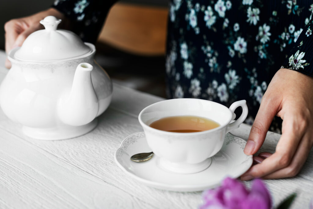 自分のために紅茶を淹れる女性