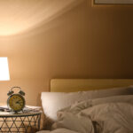 暗いベッドルームとインテリア